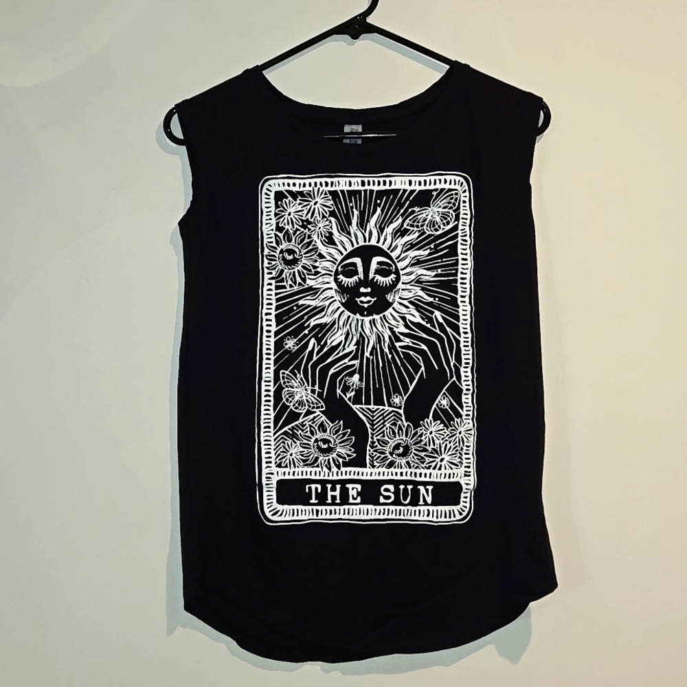 Cotton Heritage black white Sun tarot top. Size medium.
